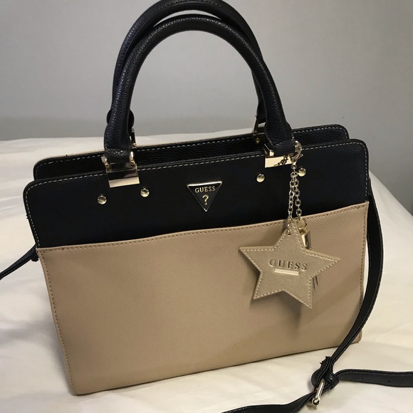 A purse - Picture 2 of 4